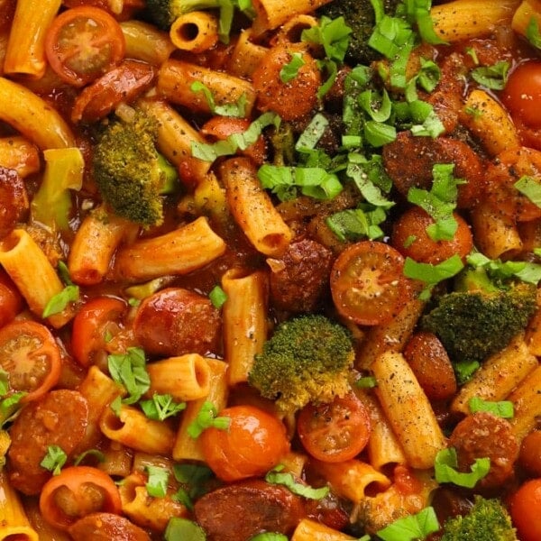 Spicy broccoli and tomato pasta with Spanish sausage