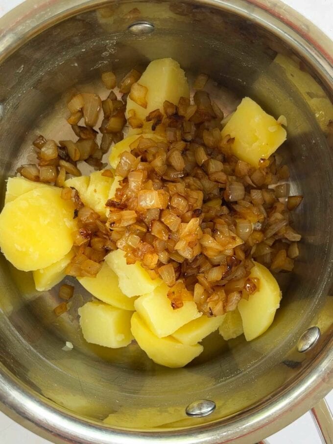 How to make Cheese and Onion bakes. Step 1. Combine the potatoes and onion.